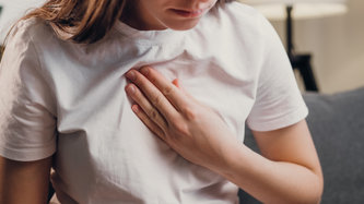 Kadınlarda göğüste ağrı ve şişlik neyin göstergesidir?