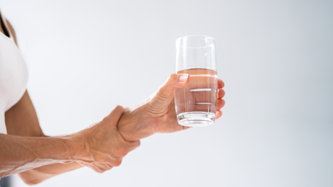 Titreme Hastalığı (Esansiyel Tremor) Nedir? Titreme Neden Olur, Belirtileri ve Tedavisi