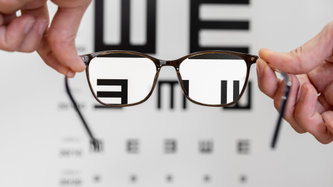 Uzun süre ekrana bakmak miyopi sebebi